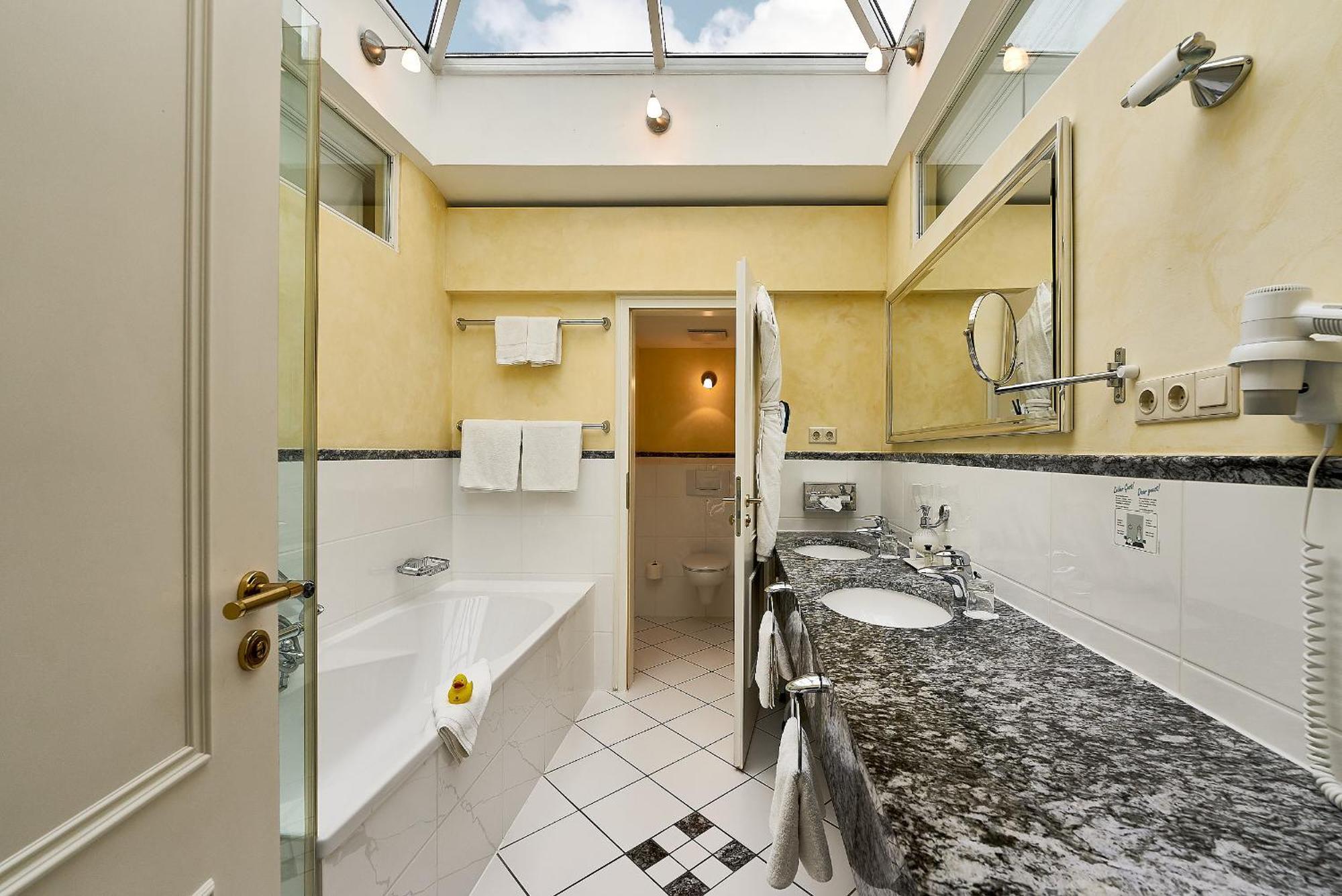 Grand Hotel Binz Exterior photo Bathroom