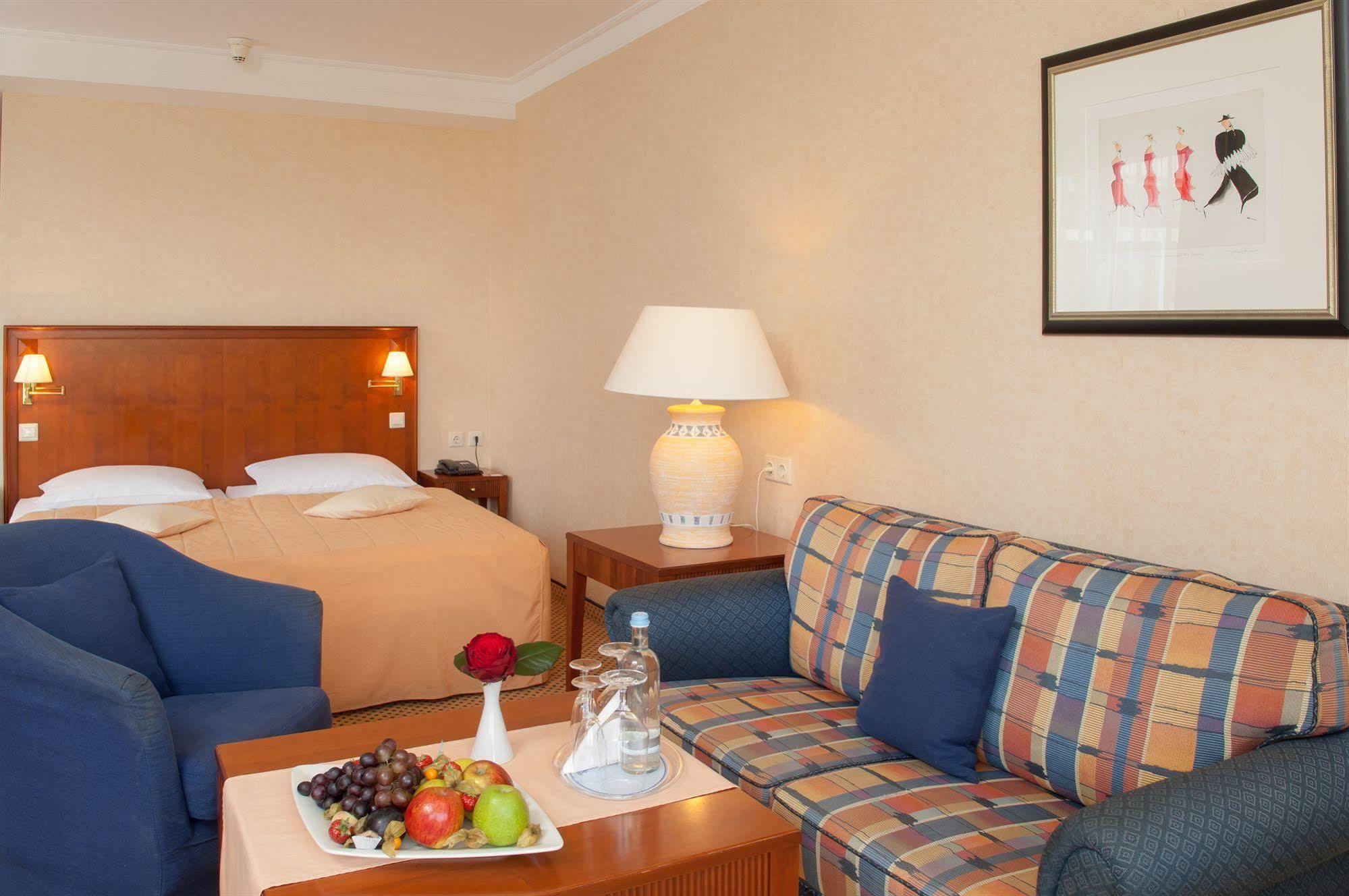 Grand Hotel Binz Exterior photo A room at the hotel