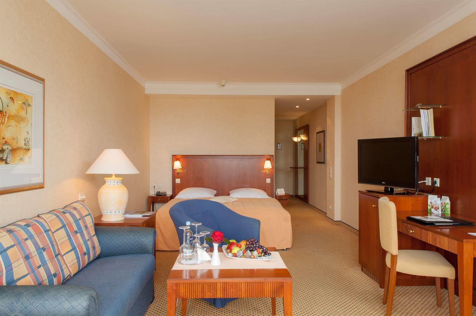 Grand Hotel Binz Exterior photo A typical hotel room
